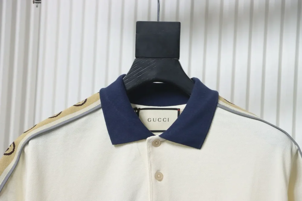Poloshirt mit reflektierendem Gurtband und kurzen Ärmeln – Bild 3