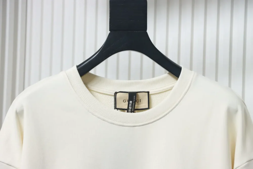 Pullover-Sweatshirt mit Rundhalsausschnitt und gelbem Enten-Print auf der Rückseite – Bild 3