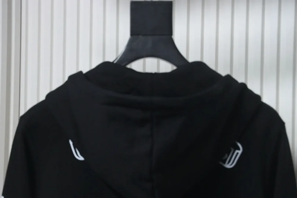 Reißverschlussjacke mit buntem Kreuzdruck – Bild 17