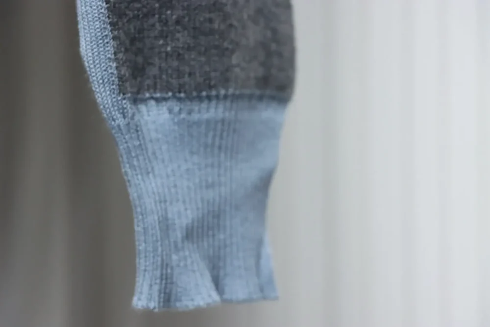 Rollkragenpullover mit Farbblockdesign – Bild 6