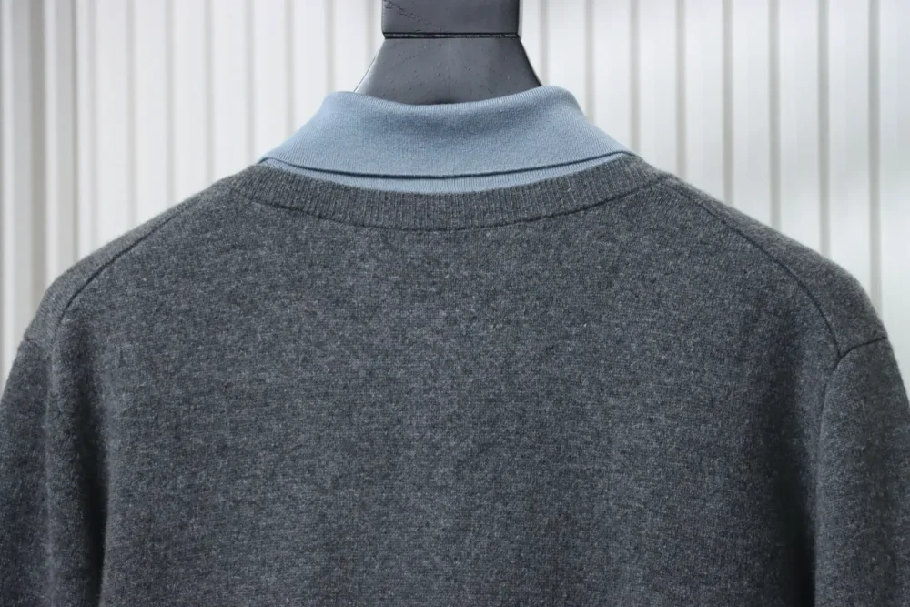 Rollkragenpullover mit Farbblockdesign – Bild 4