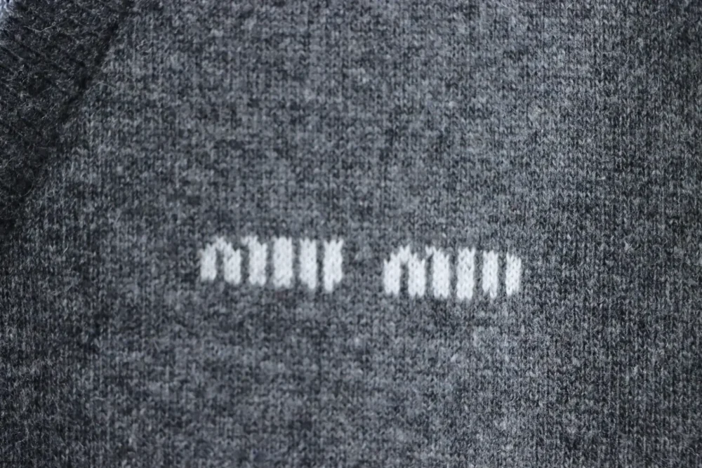 Rollkragenpullover mit Farbblockdesign – Bild 7