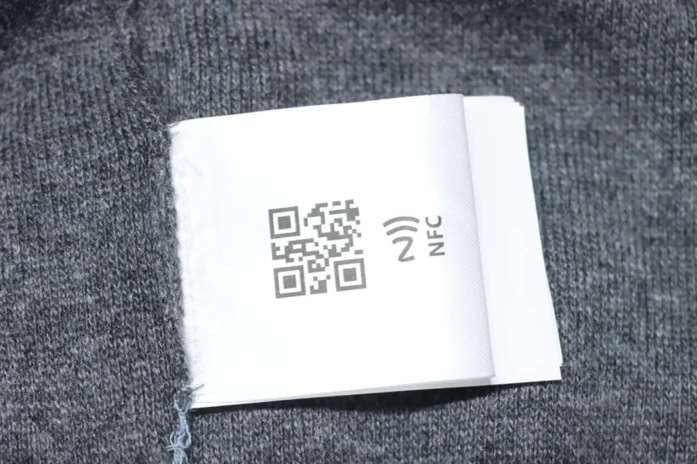 Rollkragenpullover mit Farbblockdesign – Bild 10