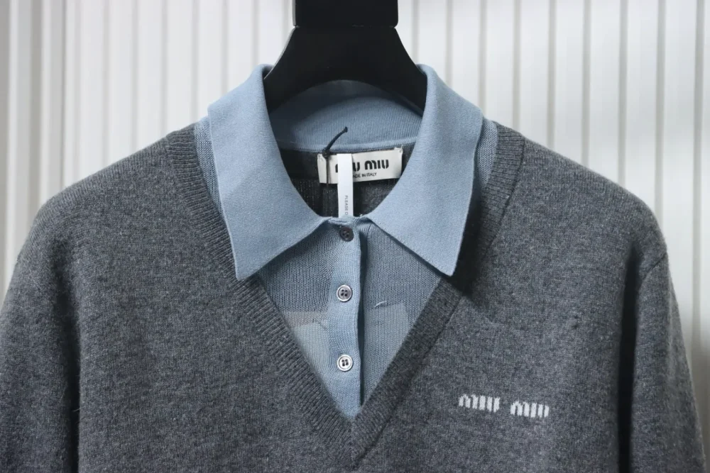 Rollkragenpullover mit Farbblockdesign – Bild 3