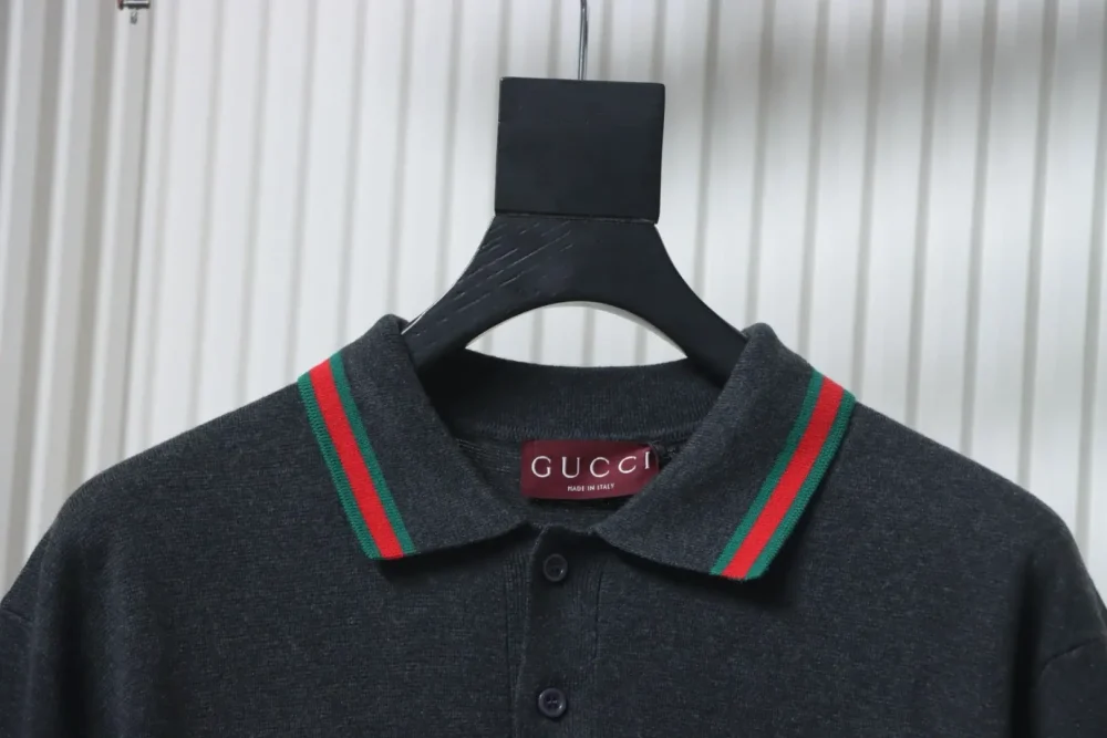 Rot-grünes Poloshirt mit Jacquard-Kragen und kurzen Ärmeln – Bild 4
