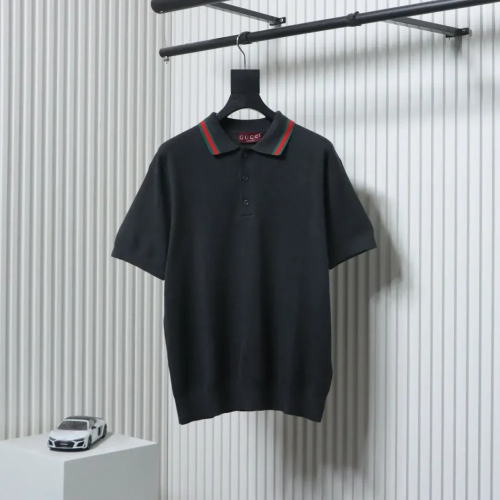Rot-grünes Poloshirt mit Jacquard-Kragen und kurzen Ärmeln