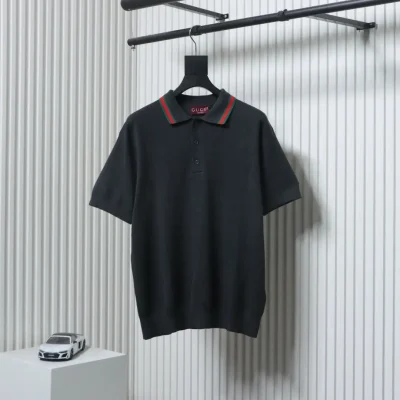 Rot-grünes Poloshirt mit Jacquard-Kragen und kurzen Ärmeln