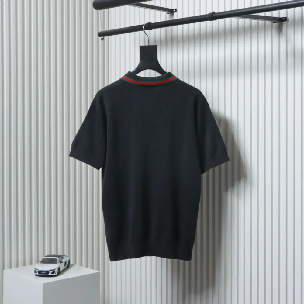 Rot-grünes Poloshirt mit Jacquard-Kragen und kurzen Ärmeln – Bild 2