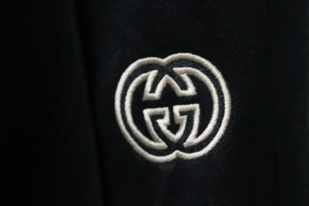 Schuluniform-Set mit hohler Doppel-G-Stickerei und halbem Reißverschluss – Bild 3