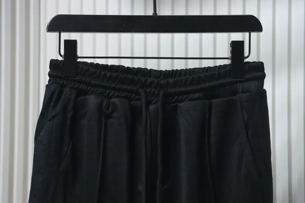 Schuluniform-Set mit hohler Doppel-G-Stickerei und halbem Reißverschluss – Bild 4