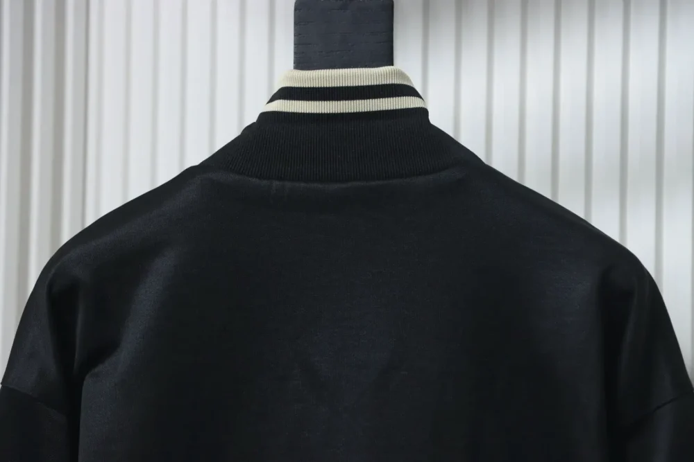 Schuluniformjacke mit hohler Doppel-G-Stickerei und halbem Reißverschluss – Bild 4