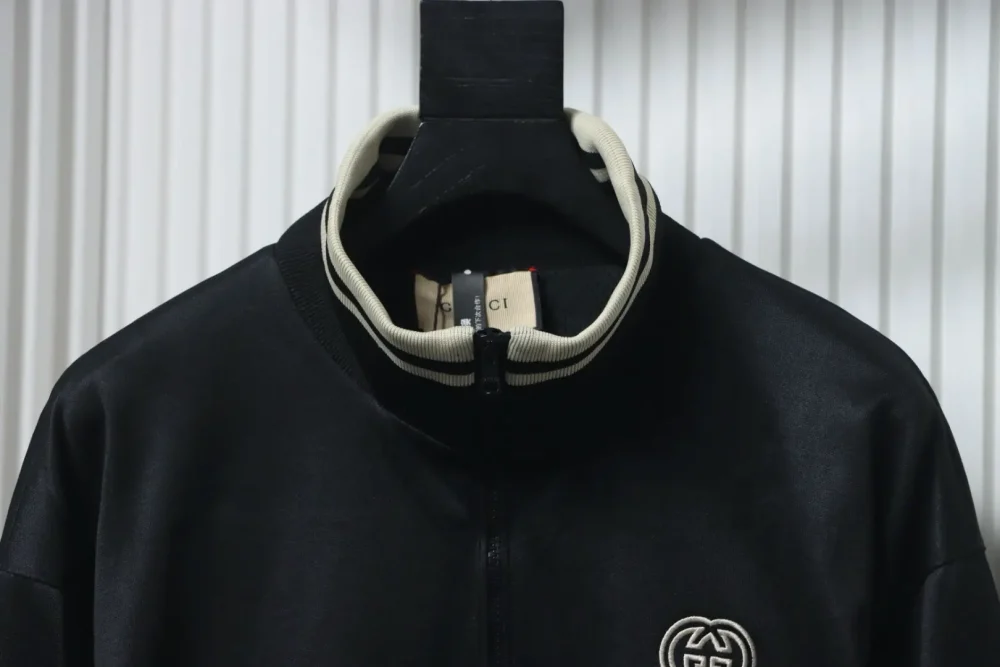 Schuluniformjacke mit hohler Doppel-G-Stickerei und halbem Reißverschluss – Bild 3