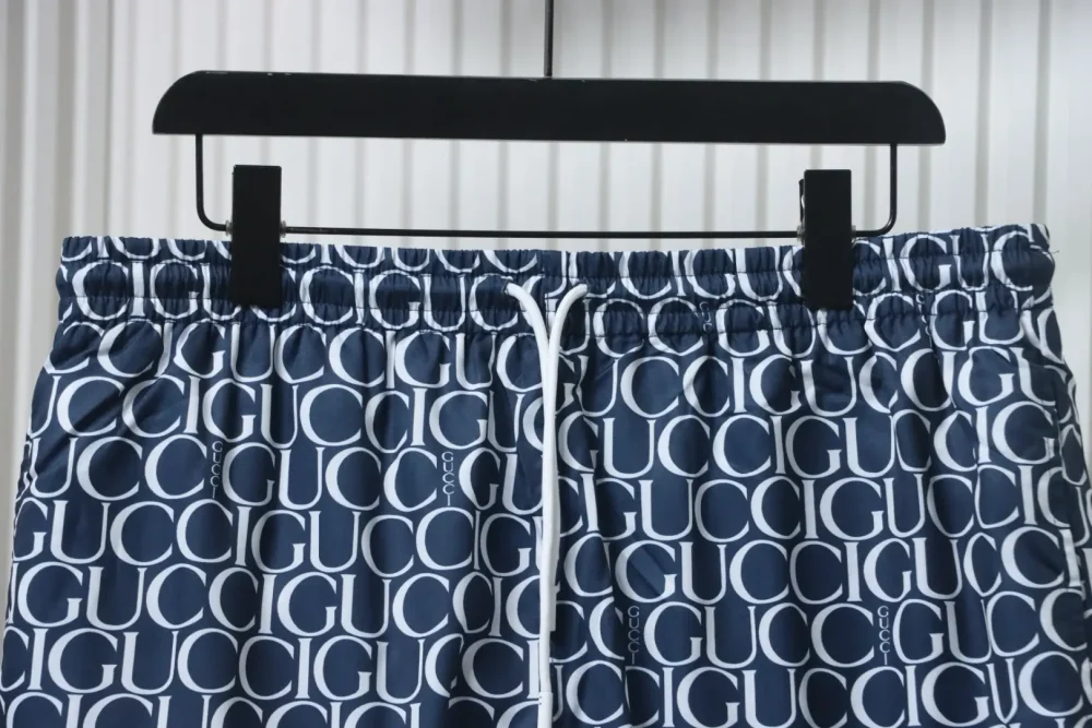 Shorts mit Allover-Barrage-Print – Bild 3