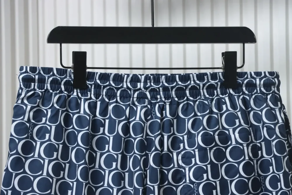 Shorts mit Allover-Barrage-Print – Bild 4