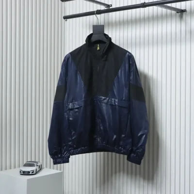 Sportjacke mit dunklem Schachbrettmuster