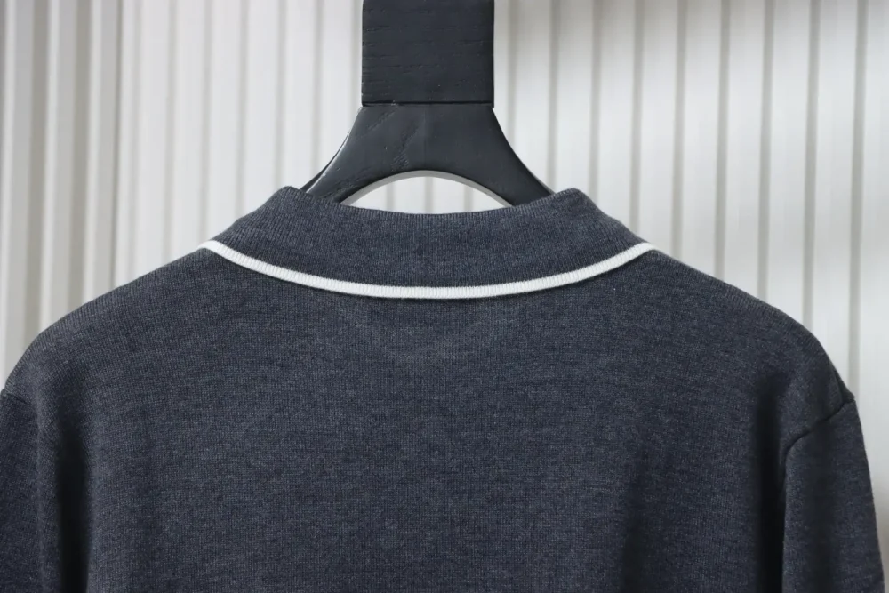 Strickpullover mit kontrastfarbenem Schriftzug und Revers – Bild 4