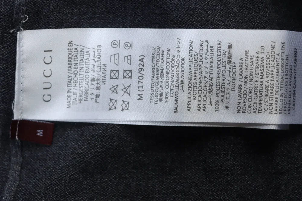 Strickpullover mit kontrastfarbenem Schriftzug und Revers – Bild 11