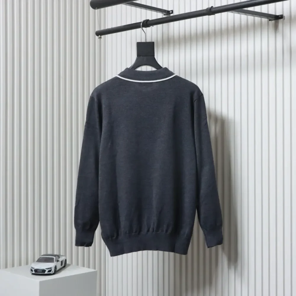 Strickpullover mit kontrastfarbenem Schriftzug und Revers – Bild 2