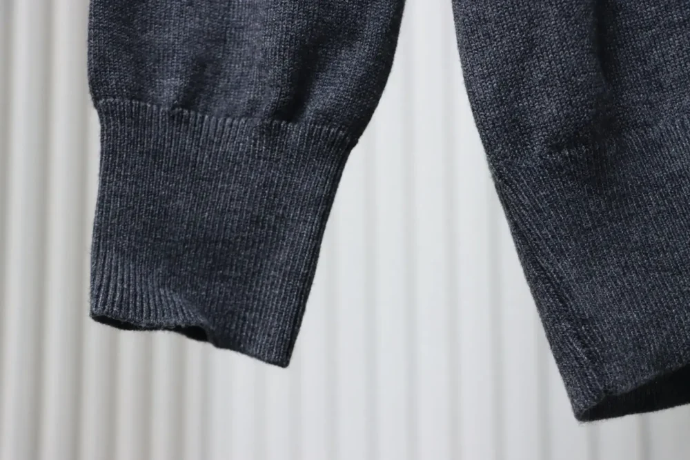 Strickpullover mit kontrastfarbenem Schriftzug und Revers – Bild 7