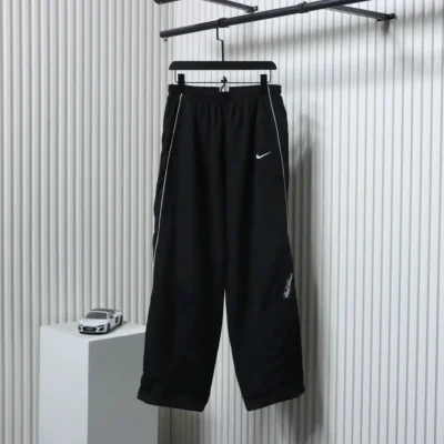Supr1e.me 25ss-Kollaborationshose mit Swoosh-Muster