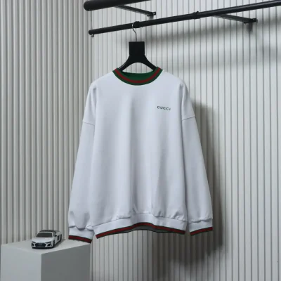 Sweatshirt mit Rundhalsausschnitt und kleinem Weblogo