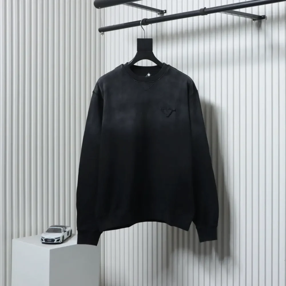 Sweatshirt mit Rundhalsausschnitt und verwaschenem Dreieckslogo in Farbverlauf