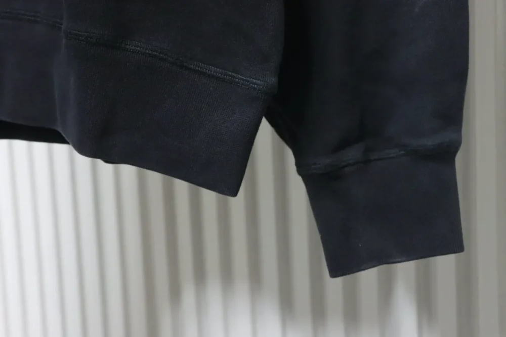 Sweatshirt mit Rundhalsausschnitt und verwaschenem Dreieckslogo in Farbverlauf – Bild 7