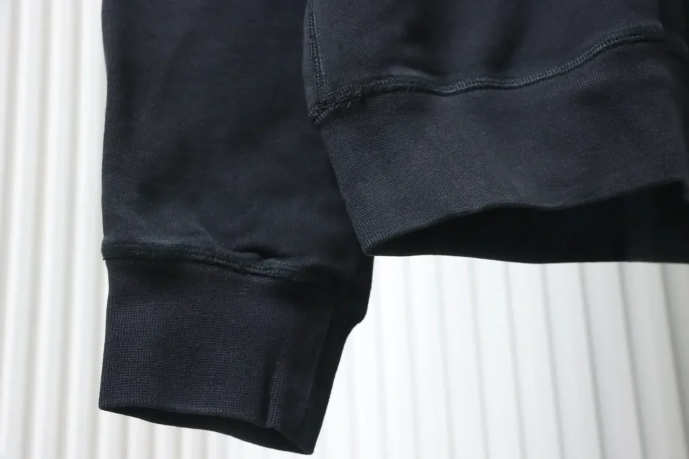 Sweatshirt mit Rundhalsausschnitt und verwaschenem Dreieckslogo in Farbverlauf – Bild 6
