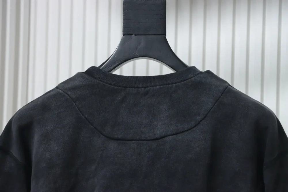Sweatshirt mit Rundhalsausschnitt und verwaschenem Dreieckslogo in Farbverlauf – Bild 4