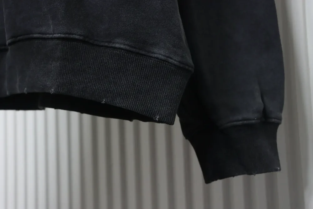 Sweatshirt mit verwaschenem Rundhalsausschnitt und gesticktem Schriftzug – Bild 5