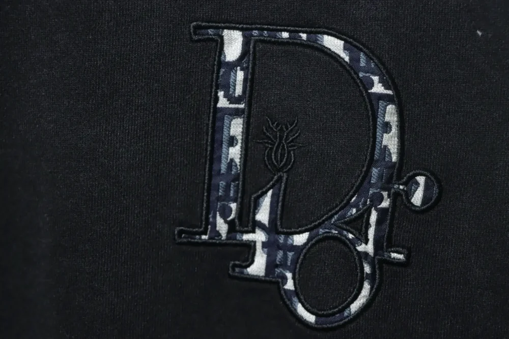 Sweatshirt mit verwaschenem Rundhalsausschnitt und gesticktem Schriftzug – Bild 10