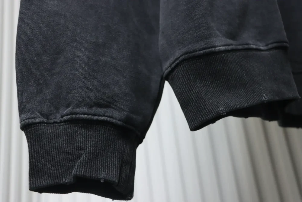 Sweatshirt mit verwaschenem Rundhalsausschnitt und gesticktem Schriftzug – Bild 6