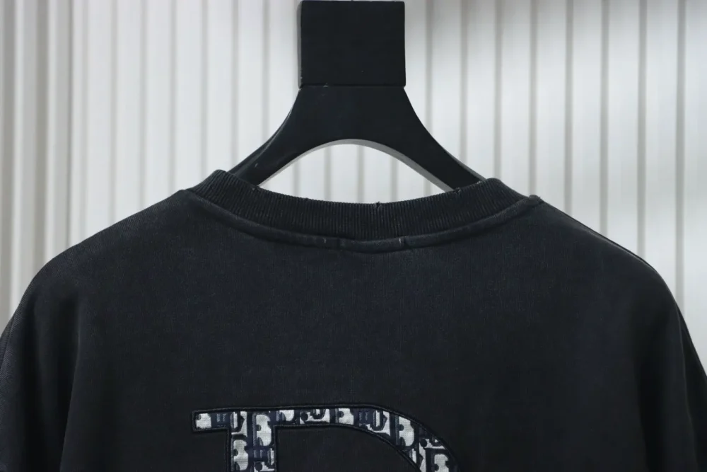 Sweatshirt mit verwaschenem Rundhalsausschnitt und gesticktem Schriftzug – Bild 4