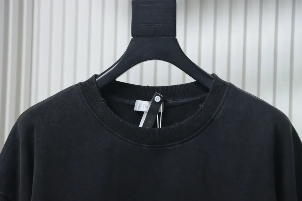 Sweatshirt mit verwaschenem Rundhalsausschnitt und gesticktem Schriftzug – Bild 3