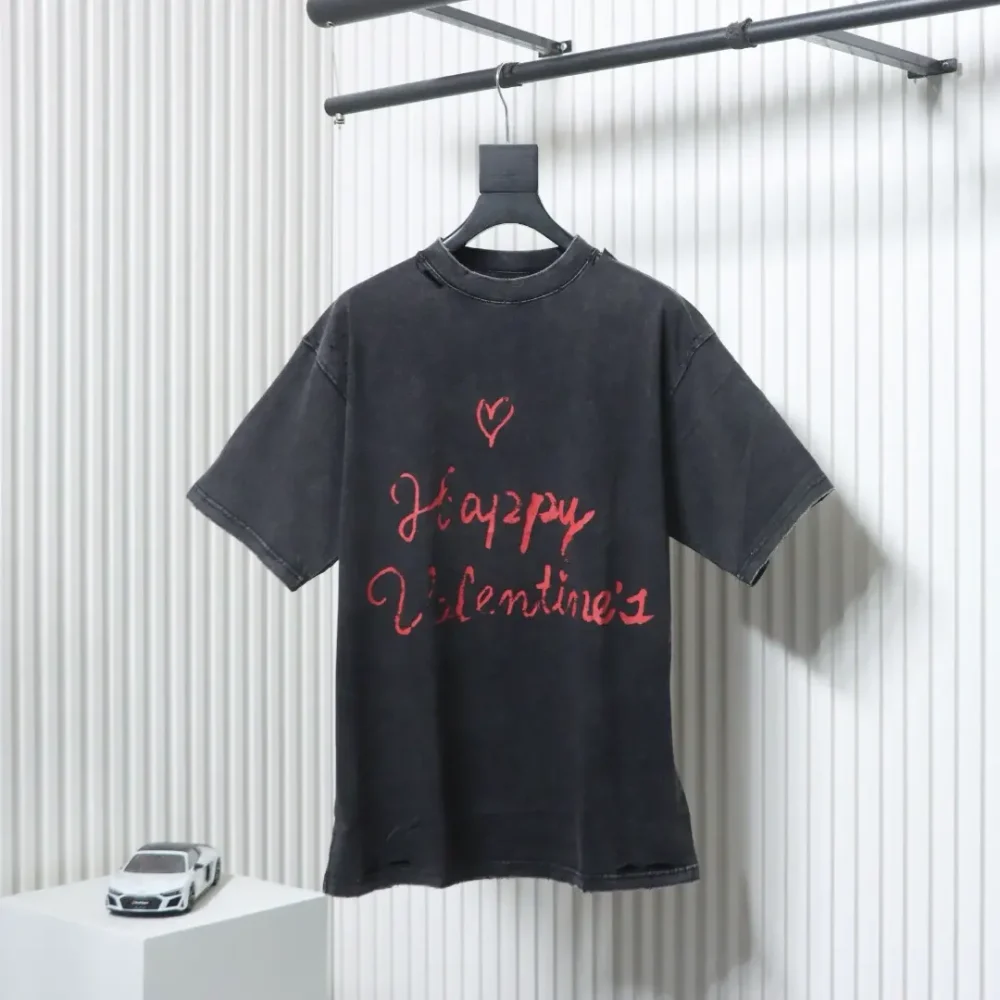 Valentinstags-Kurzarmhemd in limitierter Auflage mit Herzbuchstaben und Rissen