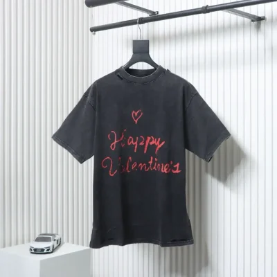 Valentinstags-Kurzarmhemd in limitierter Auflage mit Herzbuchstaben und Rissen