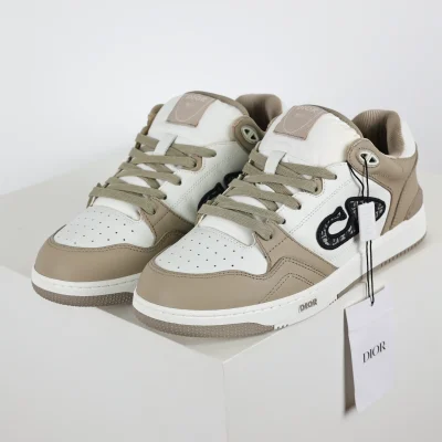 B57 Low-Top Sneaker Beige und Weiß