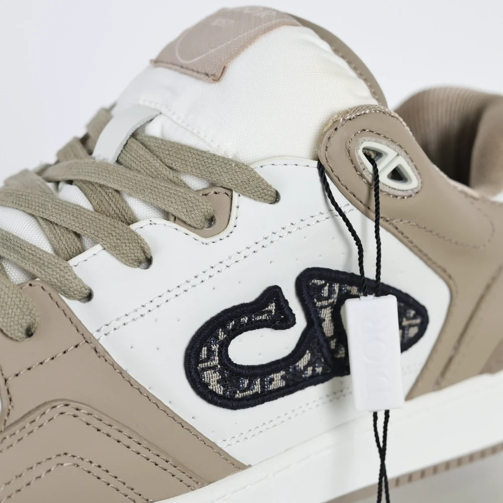 B57 Low-Top Sneaker Beige und Weiß – Bild 11