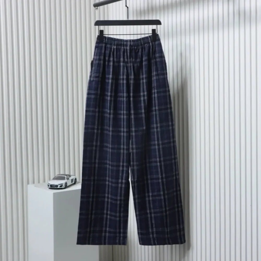 Balenciaga BLCG Blau karierte Hose mit Stickereiapplikation