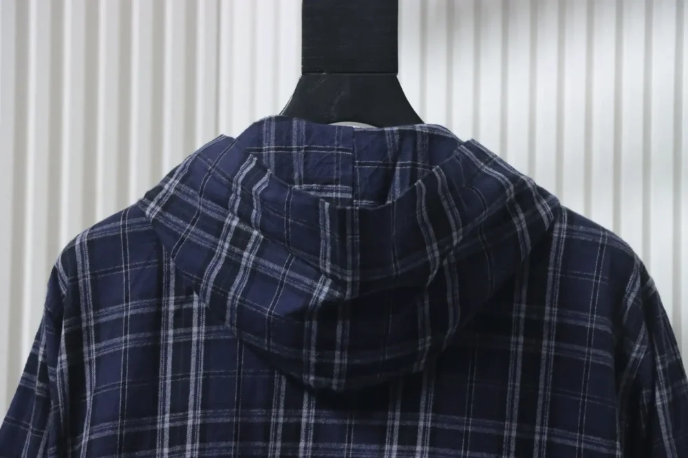 Balenciaga Blau karierte Jacke mit Applikation – Bild 4