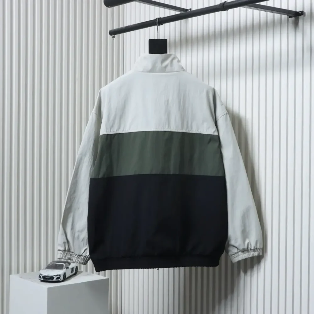 Balenciaga Dreifarbige Jacke mit Stehkragen und Doppelring-Print – Bild 2