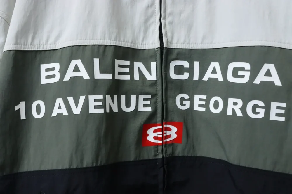 Balenciaga Dreifarbige Jacke mit Stehkragen und Doppelring-Print – Bild 7
