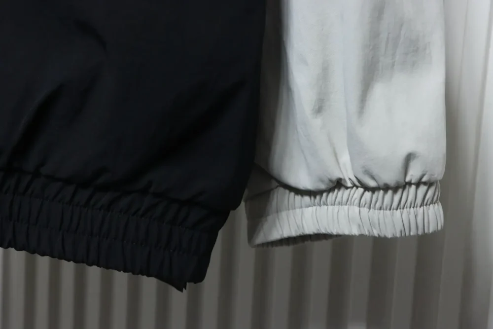 Balenciaga Dreifarbige Jacke mit Stehkragen und Doppelring-Print – Bild 6
