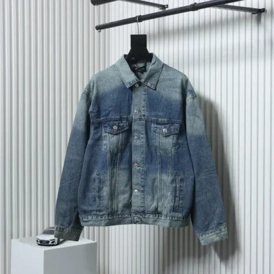 Balenciaga Gewaschene Jacke mit kleinem Buchstaben-Volldruck