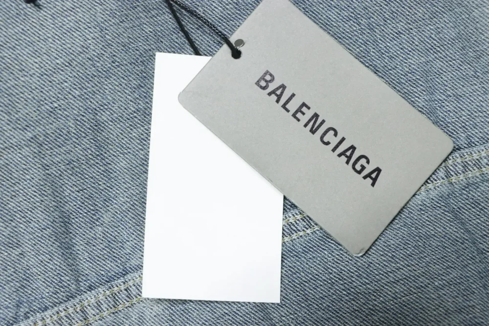 Balenciaga Gewaschene Jacke mit kleinem Buchstaben-Volldruck – Bild 10