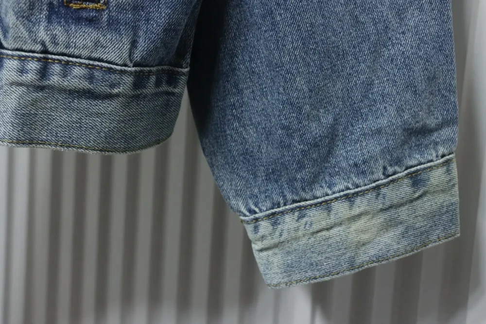 Balenciaga Gewaschene Jacke mit kleinem Buchstaben-Volldruck – Bild 6