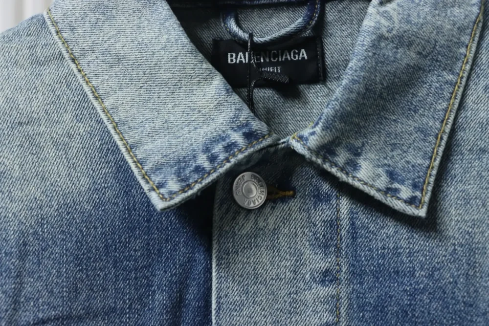 Balenciaga Gewaschene Jacke mit kleinem Buchstaben-Volldruck – Bild 5