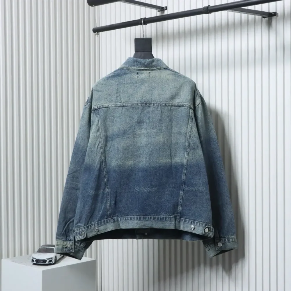 Balenciaga Gewaschene Jacke mit kleinem Buchstaben-Volldruck – Bild 2