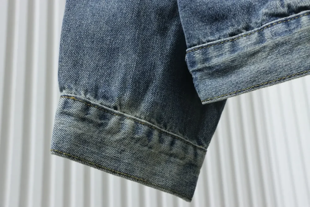Balenciaga Gewaschene Jacke mit kleinem Buchstaben-Volldruck – Bild 7