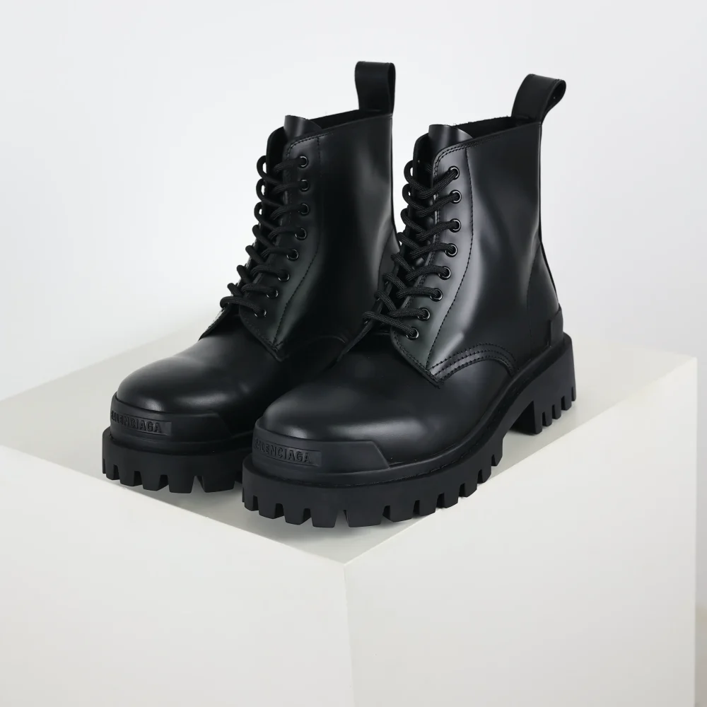 Balenciaga Lässige Martin-Stiefel aus glänzendem Leder mit dicker Sohle
